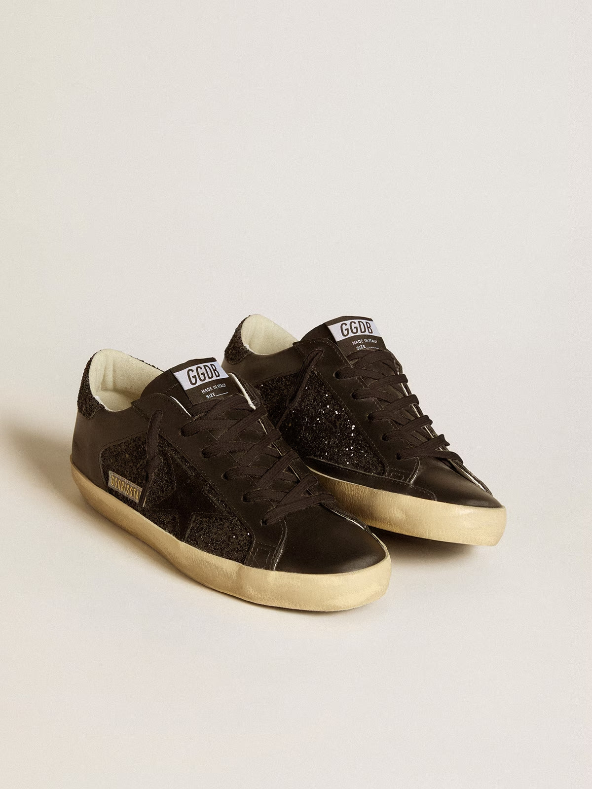 GGDB - Super-Star avec paillettes noires, étoile en suède noire et détails en cuir