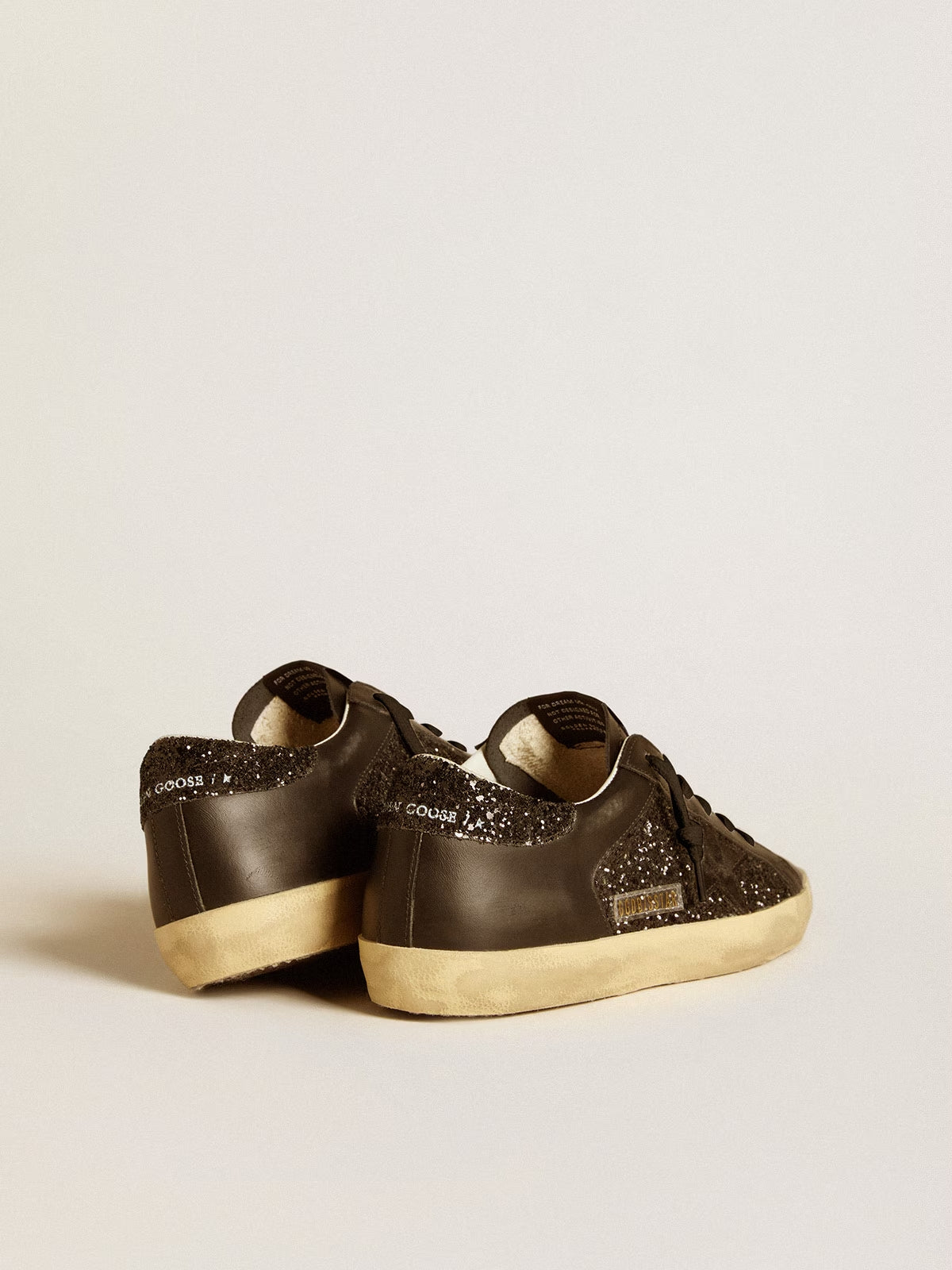 GGDB - Super-Star avec paillettes noires, étoile en suède noire et détails en cuir